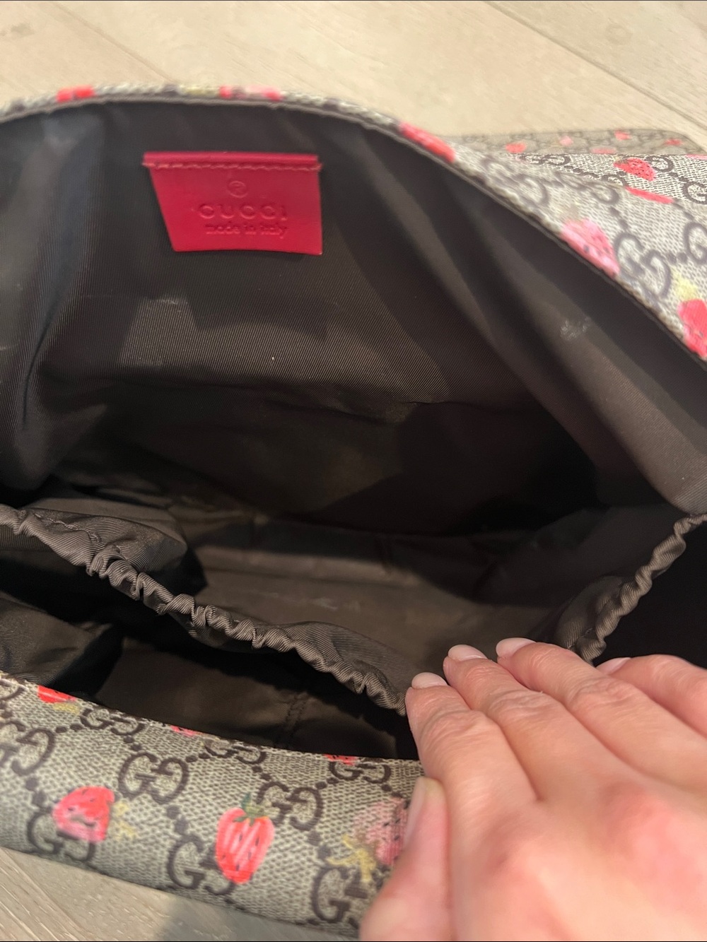 Gucci GG Supreme Diaper Bag with Strawberry Motif - Limited Edition - Picture 4 of 16